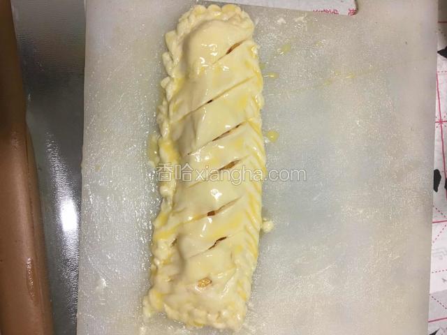 用刀斜着划扣，刷全蛋液