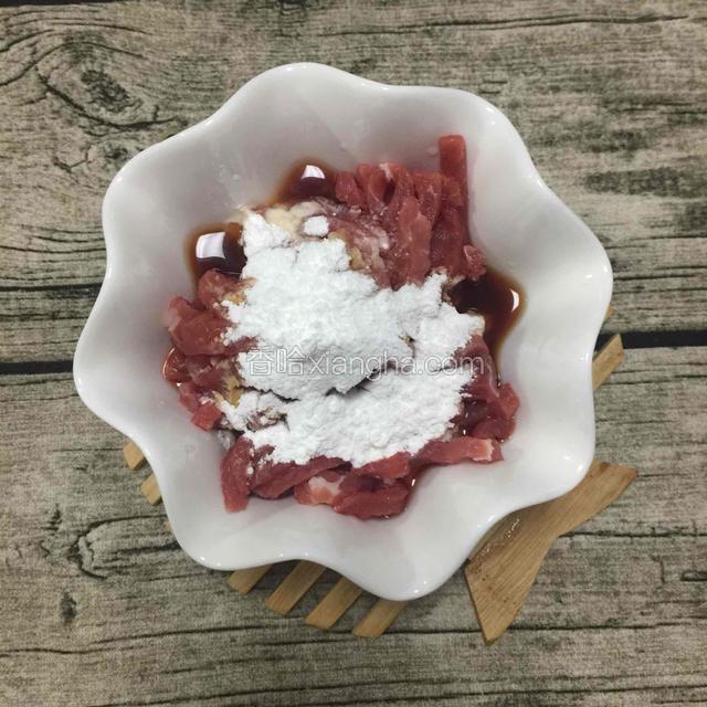倒料酒，生抽，生粉不停搅拌至料酒，生抽完全被牛肉吸收，然后腌制10分钟左右
