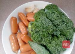 西兰花炒脆皮肠的做法图解1