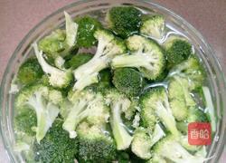 西兰花炒脆皮肠的做法图解2
