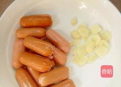 西兰花炒脆皮肠的做法图解3