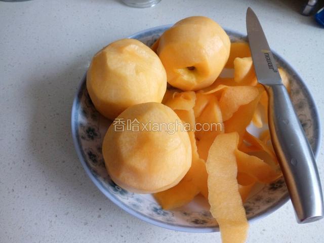 削掉桃皮。