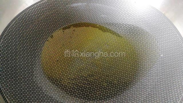 起锅倒油，油烧七成熟。