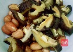 花生香菇焖猪脚的做法图解3