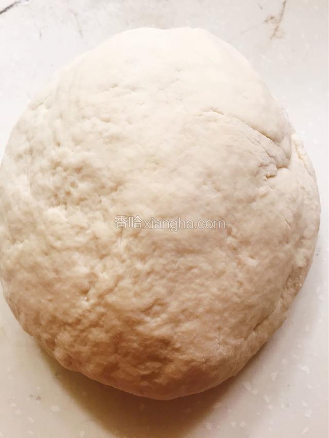 面粉加热水揉成光滑面团备用