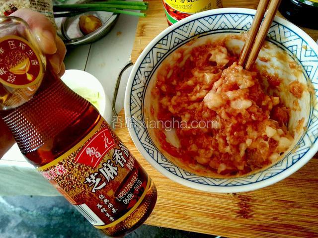 最后，少许香油搅拌均匀。