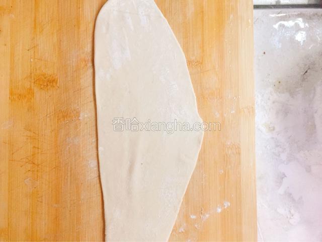 揪一团面团擀成长的椭圆型