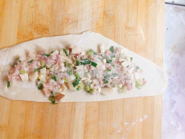 上面铺满馅