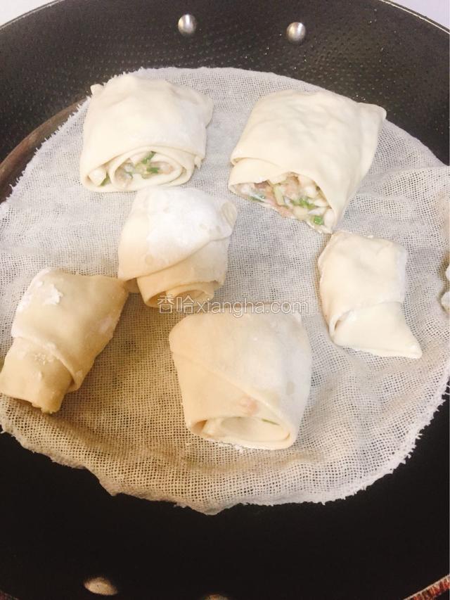 锅里加清水，铺蒸架，铺不粘布，再放馒头，开大火焖煮