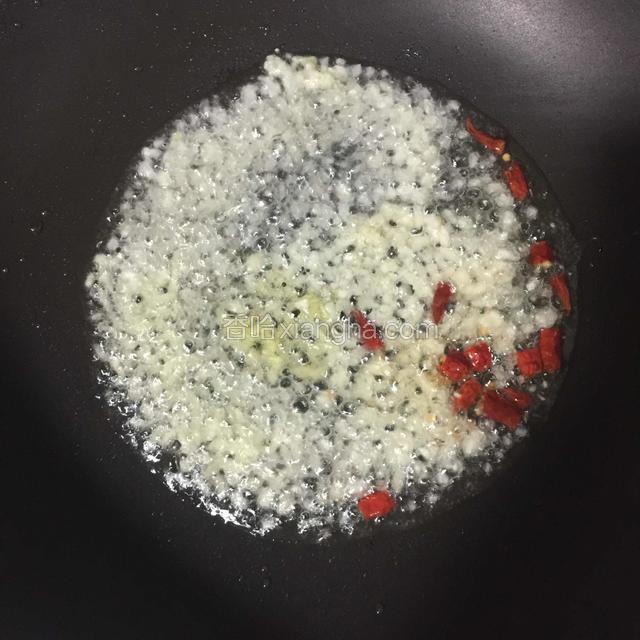锅内再倒入食物油煸香姜蒜干辣椒