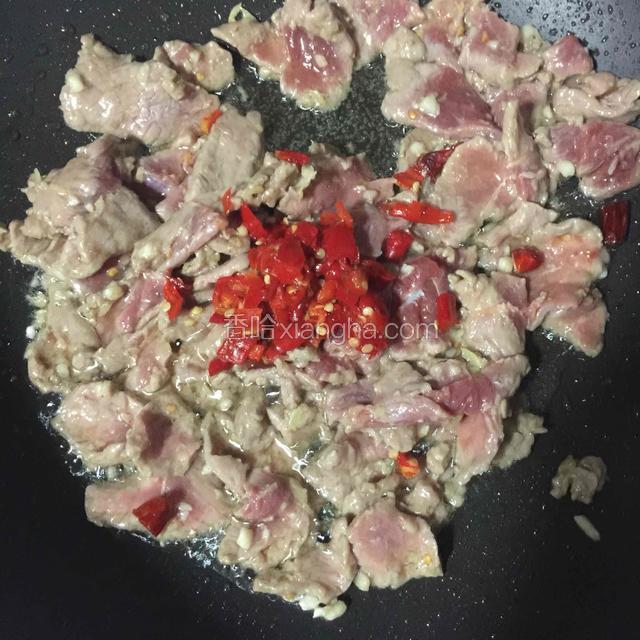 放入剁椒继续翻炒至断生