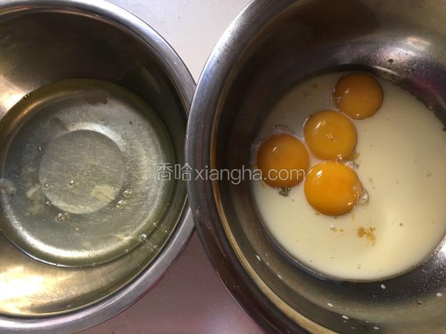 首先把鸡蛋打入无水无油的碗里