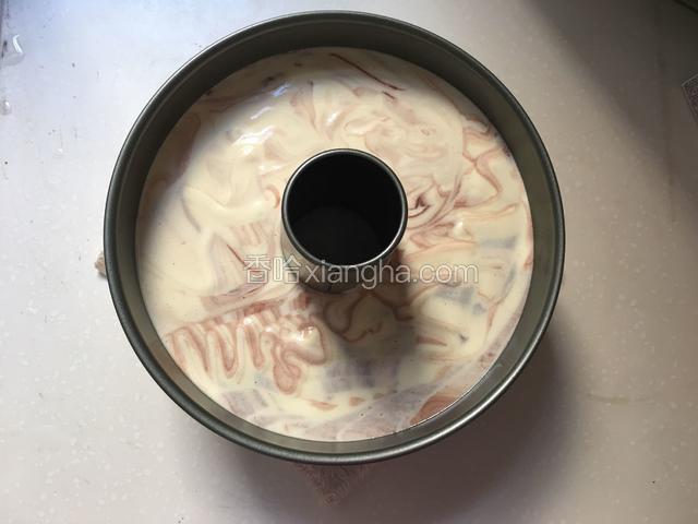 把搅拌好的蛋糕糊倒入磨具内振出气泡