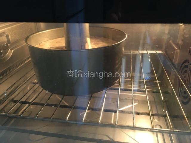 放入预热好的烤箱中下层150度烤60分钟
