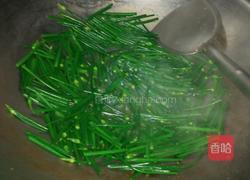 鲜鱿鱼炒韮菜的做法图解5