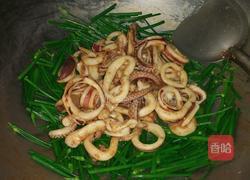 鲜鱿鱼炒韮菜的做法图解6