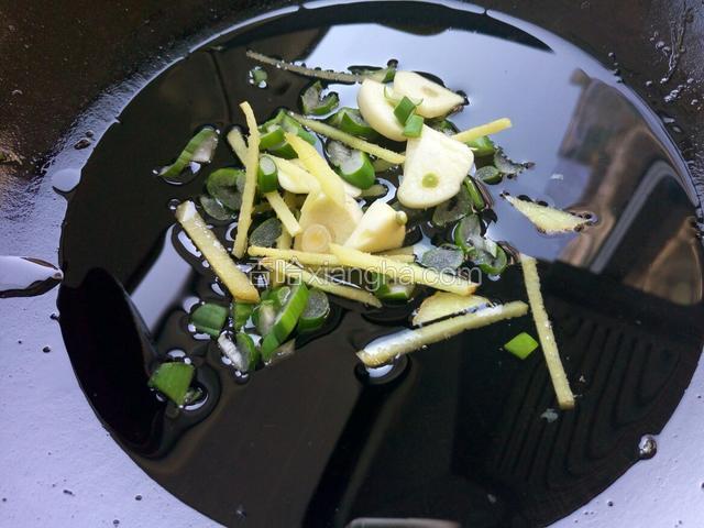 锅里烧热油 放入葱姜蒜煸炒出香味 
