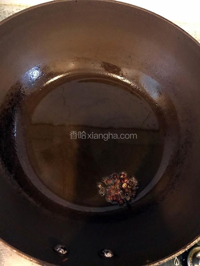 锅内放油下花椒粒炒香，花椒捞起扔掉