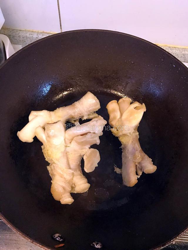 油热倒入牛蹄筋翻炒，翻炒一分钟即可