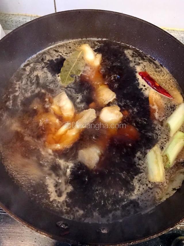 接着倒入温水没过牛蹄筋，依次放入葱段、姜片及其他香料，煮沸后关火倒入高压锅