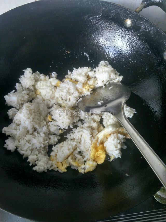 倒入米饭，炒散