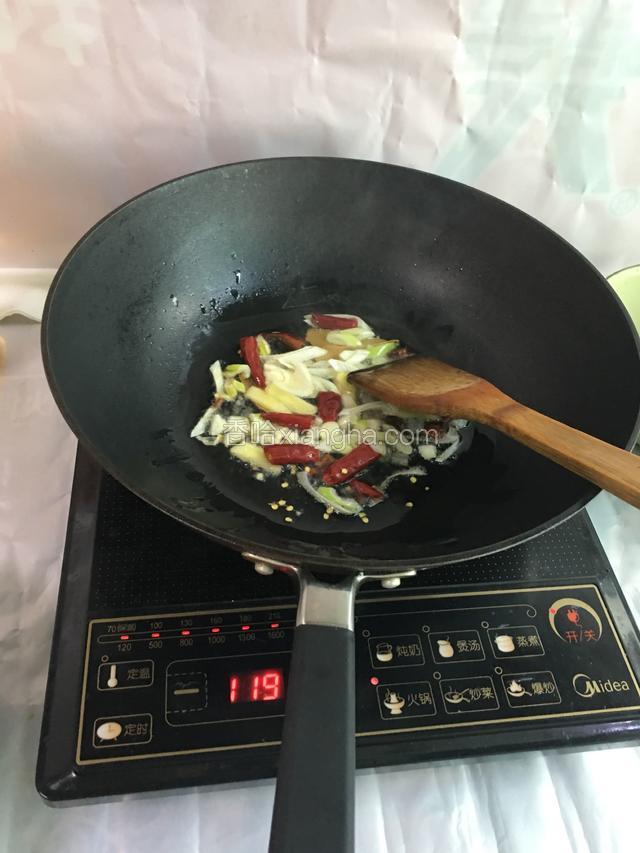 热锅加油，正常炒菜火放八角香叶大蒜生姜等爆香（上图碗里的食材全部放）。