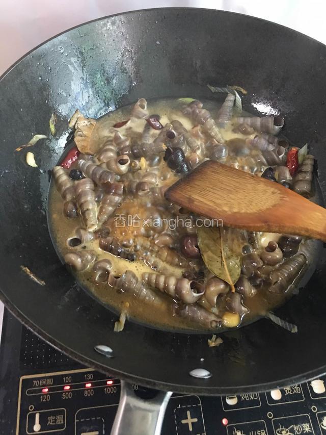 接着放入一些凉水，地瓜粉水，水位齐平就好