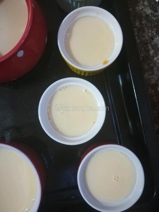 在把布丁液倒进去