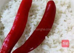 红尖椒酱油炒饭的做法图解1
