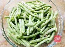 酱焖油渣豆角的做法图解1