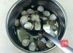 草菇苦瓜鲫鱼汤的做法图解1