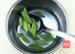 草菇苦瓜鲫鱼汤的做法图解2