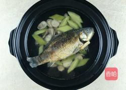 草菇苦瓜鲫鱼汤的做法图解4