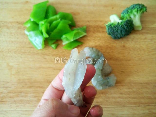 尖椒洗净去蒂 切滚刀块 西蓝花两朵 大虾去皮 背后切开取虾线