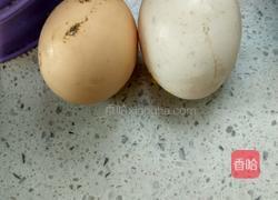 虾酱炒鸡蛋的做法图解1
