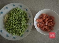 香肠豇豆丁的做法图解1