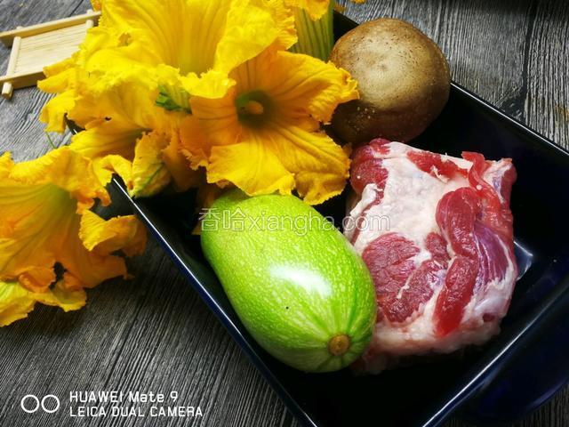 按食材单备好各种食材。