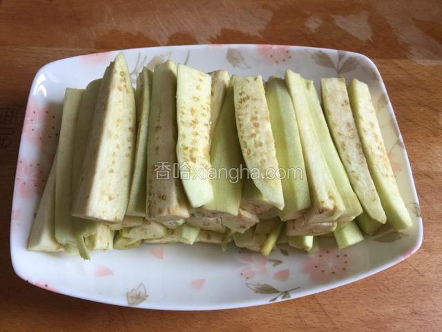 把茄条码入盘子里。