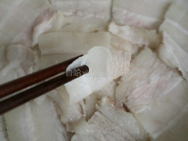 底部铺薄黄瓜片上面码上切好的五花肉片
