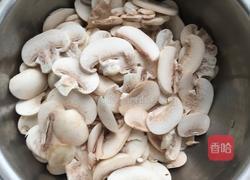 肉丝炒口蘑的做法图解2