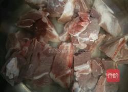 大骨头炖土豆的做法图解1