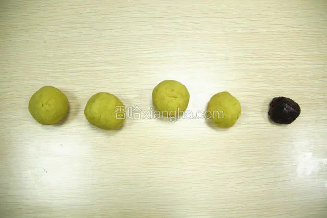 把面团平均分割成50克一个，黑色的是红豆馅哦！