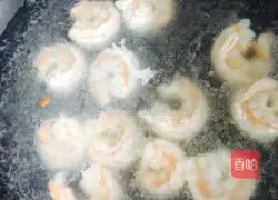 Illustration of how to make shrimp and egg fried rice 5