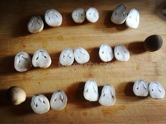 草菇洗净，对半切