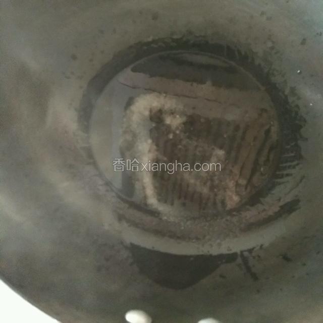 锅里热油入适量盐