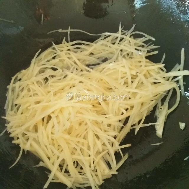 倒入土豆丝中火翻炒二十秒