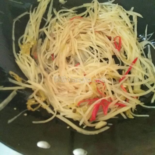 倒入适量醋，辣椒继续翻炒二十秒，撒入葱花鸡精翻拌一下即可出锅
