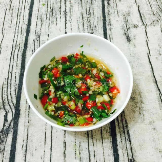 自制蒜蓉酱
把蒜蓉，香菜，红椒粒，一半葱花，加进适量食用油，盐，适量生抽和一包公仔面的海鲜调味剂。一起搅拌均匀。