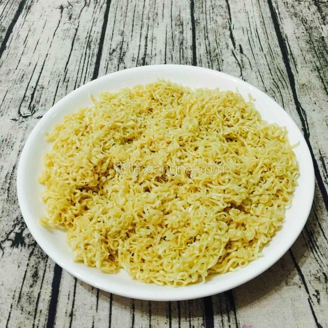 把面条均匀摊开铺在盘里。