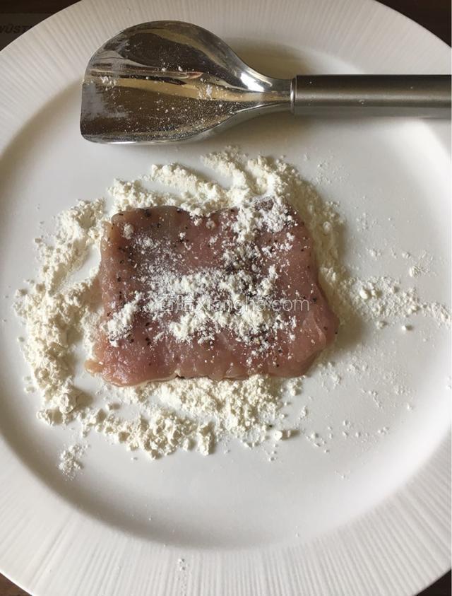 猪肉排先均匀粘上低筋面粉